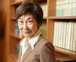 　エッセー「アローン・アゲイン」を刊行した青木冨貴子さん