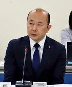 　平和宣言文の起草委員会初会合であいさつする長崎市の鈴木史朗市長＝１０日午前、長崎市