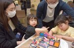 【体験】会場では豊岡市の遺跡の出土品を模した木製のしおり作りが体験できるワークショップも。家族連れらでにぎわった