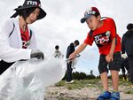 海岸でごみを拾う参加者＝１７日、米子市新開４丁目