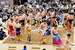 幕内力士の土俵入りで観客に勇姿を披露する関取たち＝２日、新温泉町浜坂の浜坂中体育館