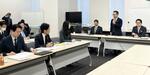 　税制調査会の会合で発言する国民民主党の古川税調会長（右から２人目）＝２７日午前、国会内