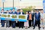 ウクライナやガザへの侵攻終結を訴える関係者ら＝２３日、ＪＲ倉吉駅前