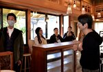 タルマーリーのオーナー（右）から説明を受ける塾生ら