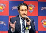 　就任記者会見で抱負を述べるＴリーグ琉球の田勢新監督＝２１日、東京都内