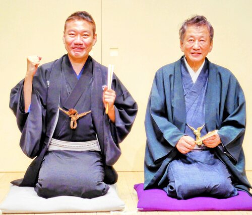 襲名披露公演を開く桂春之輔（左）。右は師匠の桂春団治＝神戸市の新開地喜楽館