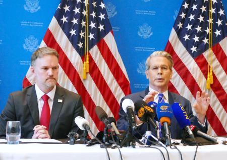 　中国との貿易協議後、記者会見するベセント米財務長官（右）。両国は互いにかけた高関税を１１５％引き下げることで合意し共同声明を発表した＝１２日、ジュネーブ（共同）