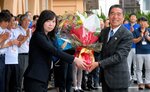 花束を贈られ笑顔を見せる伊達市長（右）＝２日、境港市役所