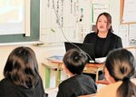 女性の視点で自身の仕事内容について語る山下取締役副所長＝２日、倉吉市の西郷小