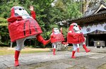 境内で軽快な踊りを披露する保存会のメンバーら＝１０日、鳥取市馬場の倉田八幡宮