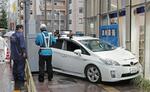 　ドラッグストアの窓ガラスに衝突した乗用車＝６月、東京都世田谷区