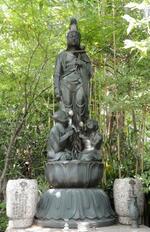 　玉川大師のぼけ封じ観世音菩薩像＝東京都世田谷区