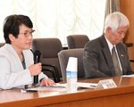 学生確保に向け提言した鳥取短大の松本典子学長（左）と山田理事長＝１６日、鳥取県庁