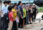 ステージ近くで出演者のパフォーマンスを楽しむ観客＝２１日、鳥取市青谷町吉川の青谷かみじち史跡公園にぎわい交流ひろば
