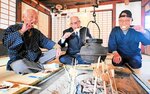いろりを囲んで、うそつき豆腐を食べる会員ら＝９日、鳥取市河原町渡一木の河原歴史民俗資料館