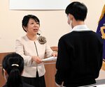 新入生（右）に入学証を手渡す山口校長＝９日、鳥取市湖山町北５丁目のまなびの森学園