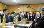 　浅尾環境相（左手前）らとの懇談であいさつする松崎重光さん（右手前から２人目）＝１日午前、熊本県水俣市