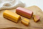 　良品計画の「不揃いバウム　ブラン＆ストロベリー」（右）と「不揃いバウム　ブラン＆オレンジ」