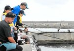 大物を狙って釣り糸を垂らす参加者＝２８日、新温泉町の浜坂漁港