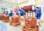 特別展示の会場で米子がいな太鼓を披露する就将子ども連メンバー