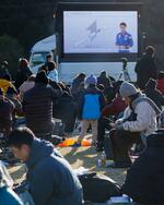 　見学場で「カイロス」２号機の打ち上げを待つ人たち＝１４日午前８時２２分、和歌山県串本町