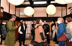 ゲストハウスのオーナーから説明を受ける塾生ら＝２９日、智頭町市瀬