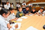 より良い学校環境を目指すために意見を出し合う児童生徒ら