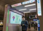 　ＪＲ大阪駅で行われた実証実験で、顔認証改札機を通過する学生＝２４日午後