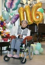 　５月、１１６歳のお祝いを受けた糸岡富子さん＝兵庫県芦屋市（同市提供）
