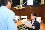 「交通マナーアップ宣言」を行う河本さん＝２日、倉吉市の倉吉西高