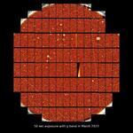 　すばる望遠鏡の広視野カメラが捉えた人工衛星の光跡。左下斜め方向と右側縦方向に細い直線として写っている＝２０２３年３月（国立天文台提供）