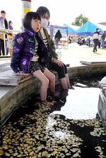 ショウガを浮かべた足湯を楽しむ来場者＝３日、鳥取市気高町浜村のゆうゆう健康館けたか