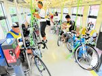 昨年秋の実証実験の様子。自転車は安全ベルトで固定する＝２０２３年９月、ＪＲ泊駅