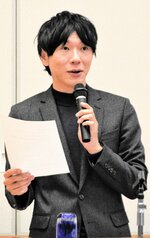 日本の未来について語る古市氏＝１０日、鳥取市のとりぎん文化会館