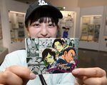 来館者にプレゼントしている映画のオリジナルカード＝１４日、北栄町由良宿の青山剛昌ふるさと館