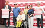 豊岡演劇祭をアピールするフェスティバルディレクターの平田氏（右端）とアーティストら＝１４日、豊岡市役所
