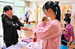 献血協力者に「因幡のうさぎ」をプレゼントする学生