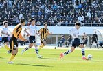 １回戦・米子北－前橋育英　米子北は前半、柴野（８）と鈴木（右）が連係して攻撃を仕掛ける＝駒沢陸上競技場