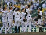 　ヤクルトに勝利し、タッチを交わす阪神ナイン＝甲子園
