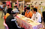 自治体職員（右）から移住者の就農状況について説明を受ける相談者