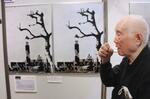 　カラー化した１９４５年撮影の写真について語る小川一夫さん＝３月、川崎市