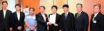 安江政務官（右から４人目）に要望書を手渡す平井知事（同５人目）など７県の代表者＝１１日、東京・霞が関の中央合同庁舎７号館