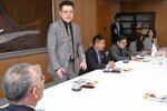 会社の事業などを説明する刘社長（左から２人目）＝２４日、鳥取県庁