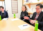 移住者の提言を聞き、意見を交わす広田市長（右）＝１１日、倉吉市東仲町の坦庵