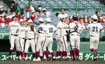 「あの夏を取り戻せ　全国元高校球児野球大会」の特別試合に出場した倉吉東ＯＢ＝２９日、甲子園球場
