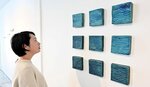 海を連想させる作品が並ぶ会場