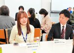 保護者らに業務や働き方、研修内容などを説明する企業の担当者＝米子会場