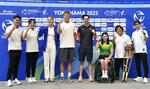 　トライアスロンの世界シリーズ横浜大会を前に、記者会見でポーズをとるニナー賢治（左端）、高橋侑子（同２人目）、パラトライアスロンの谷真海（右端）ら＝１５日午後、横浜市