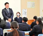 進路について後輩にアドバイスを送る３年生