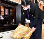 火災予防に防炎マットや電池式の線香、ろうそくの需要が高まる＝１月３１日、鳥取市南吉方２丁目の藤田仏具駅南店